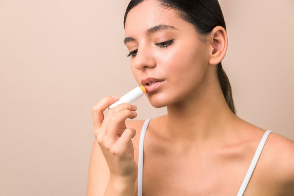 O protetor labial é um item frequentemente esquecido, mas deve te acompanhar durante todo o dia  (Imagem: Andrei David Stock | Shutterstock)
