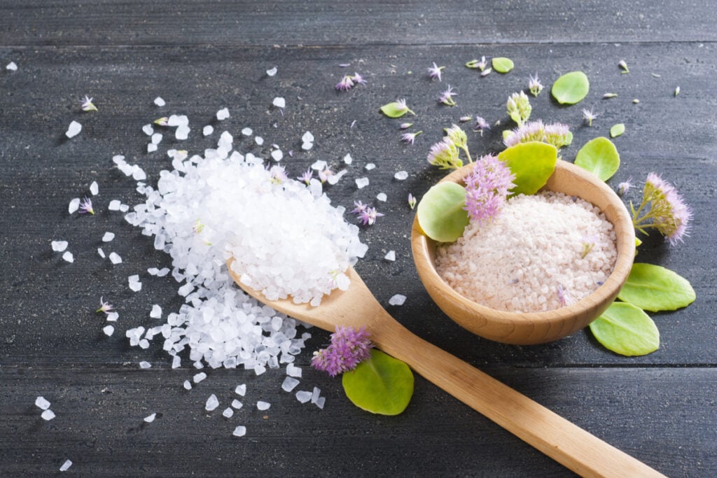 O sal grosso é poderoso contra inveja (Imagem: images72 | Shutterstock)