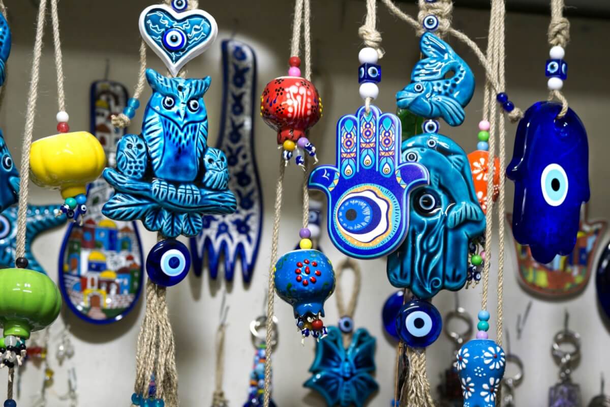 Os amuletos são ótimas fontes de proteção no trabalho (Imagem: Alekszhar |  Shutterstock)