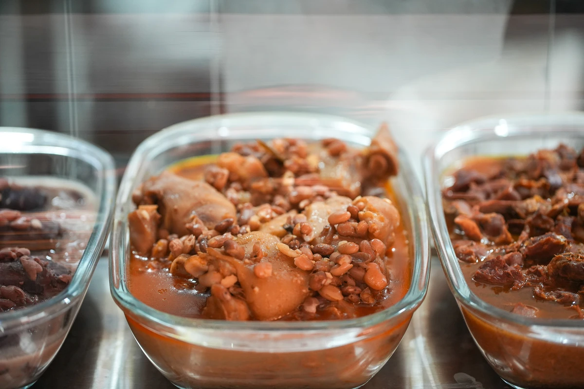 Carnes no feijão e ensopados são destaque na estufa quente Foto por Vitor Jubini