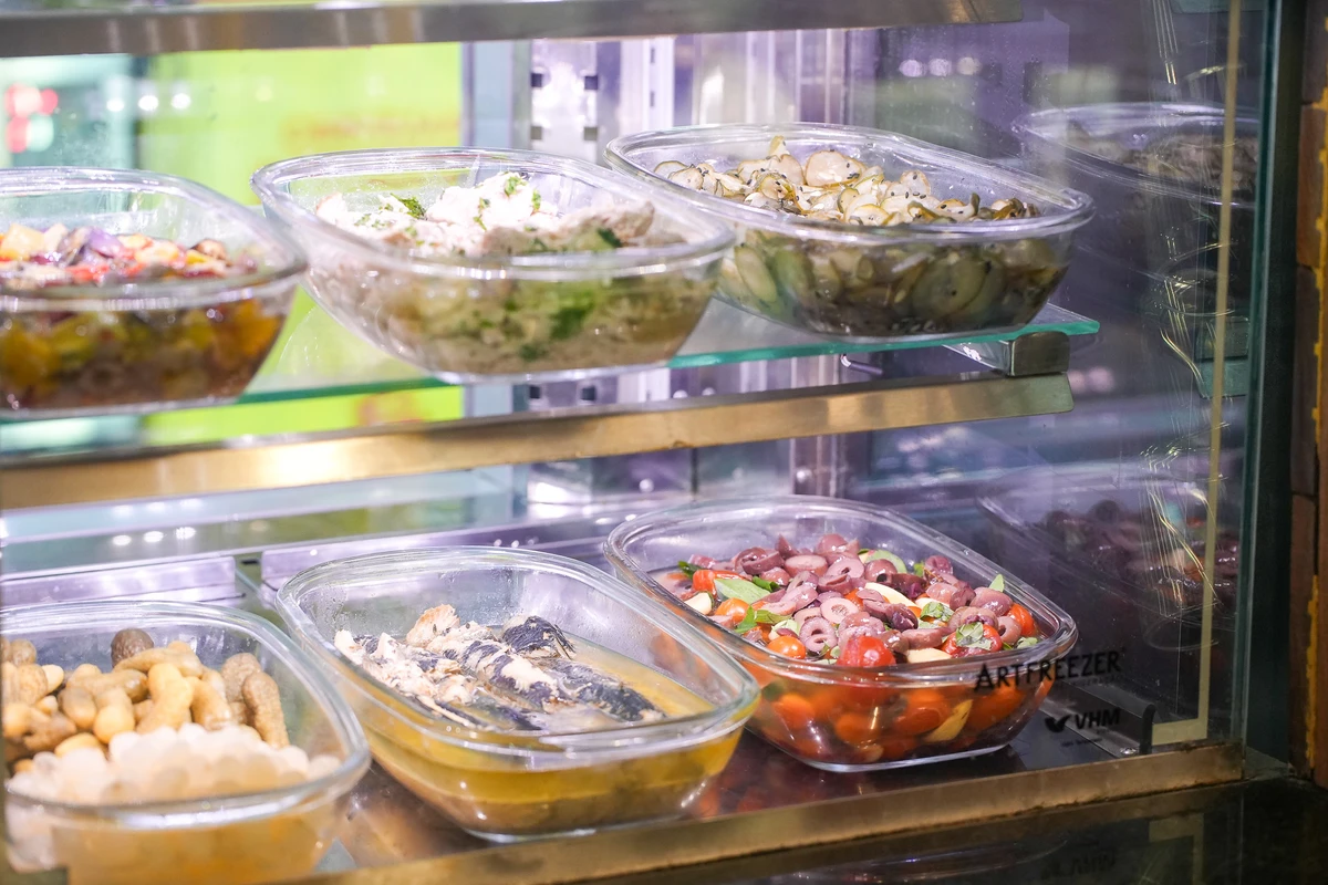 Vinagrete de polvo, sardinha em conserva, tomate confit: opções da estufa fria Foto por Vitor Jubini