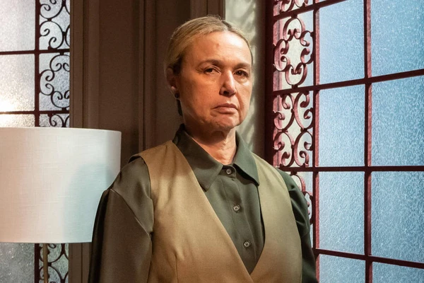 Helga (Kelzy Ecard) chega para mudar a rotina de Josefa em 'Três Graças'