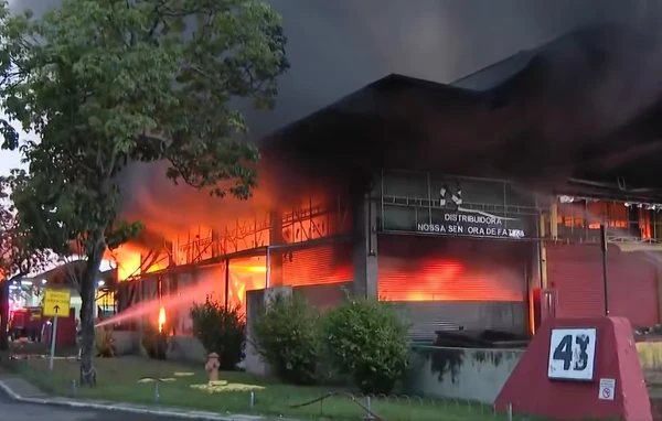 Incêndio na Ceasa do Rio destrói pavilhão e ainda não foi controlado. Não há informações de feridos 