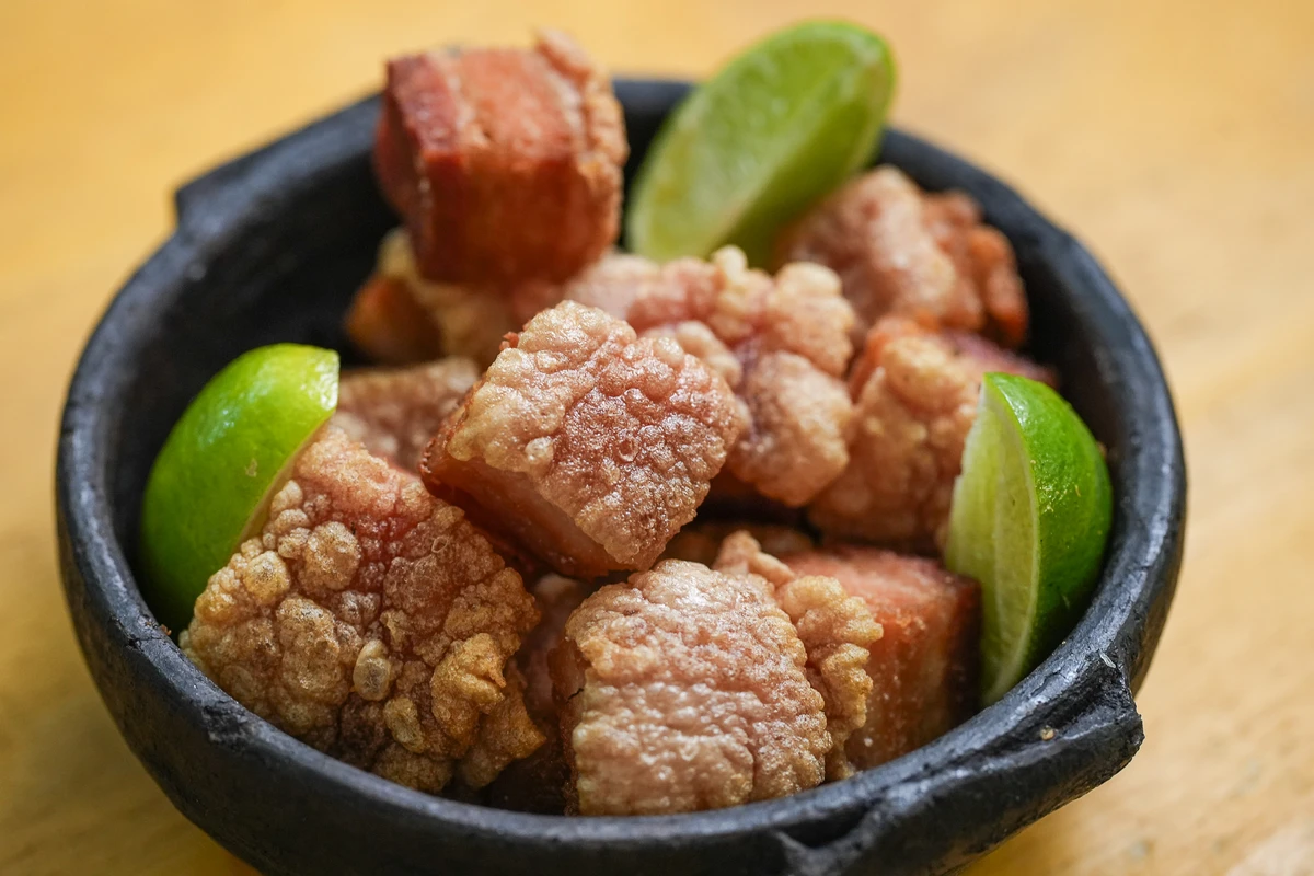 Torresmo de barriga suína Foto por Vitor Jubini