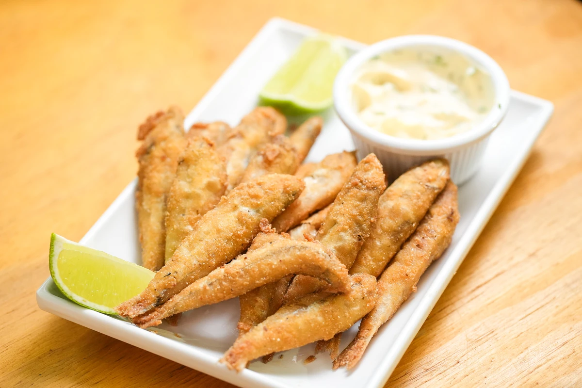 Manjubinha frita com molho tártaro Foto por Vitor Jubini