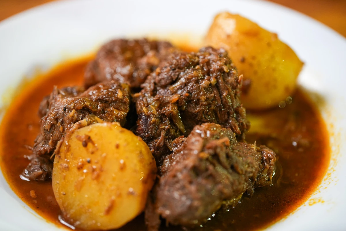 Carne de panela (cupim) com batata Foto por Vitor Jubini