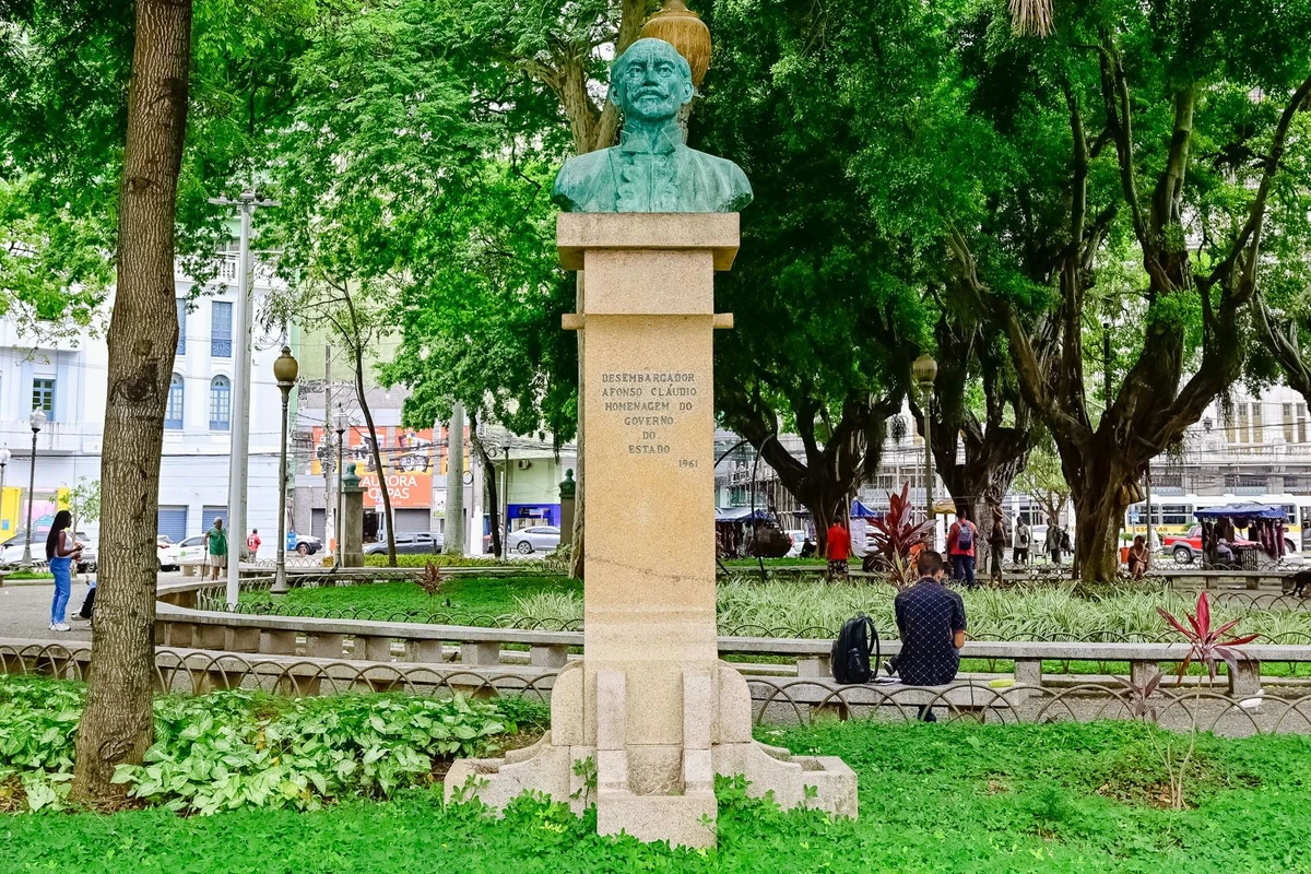 Praça Costa Pereira tem bustos restaurados com roteiros encenados