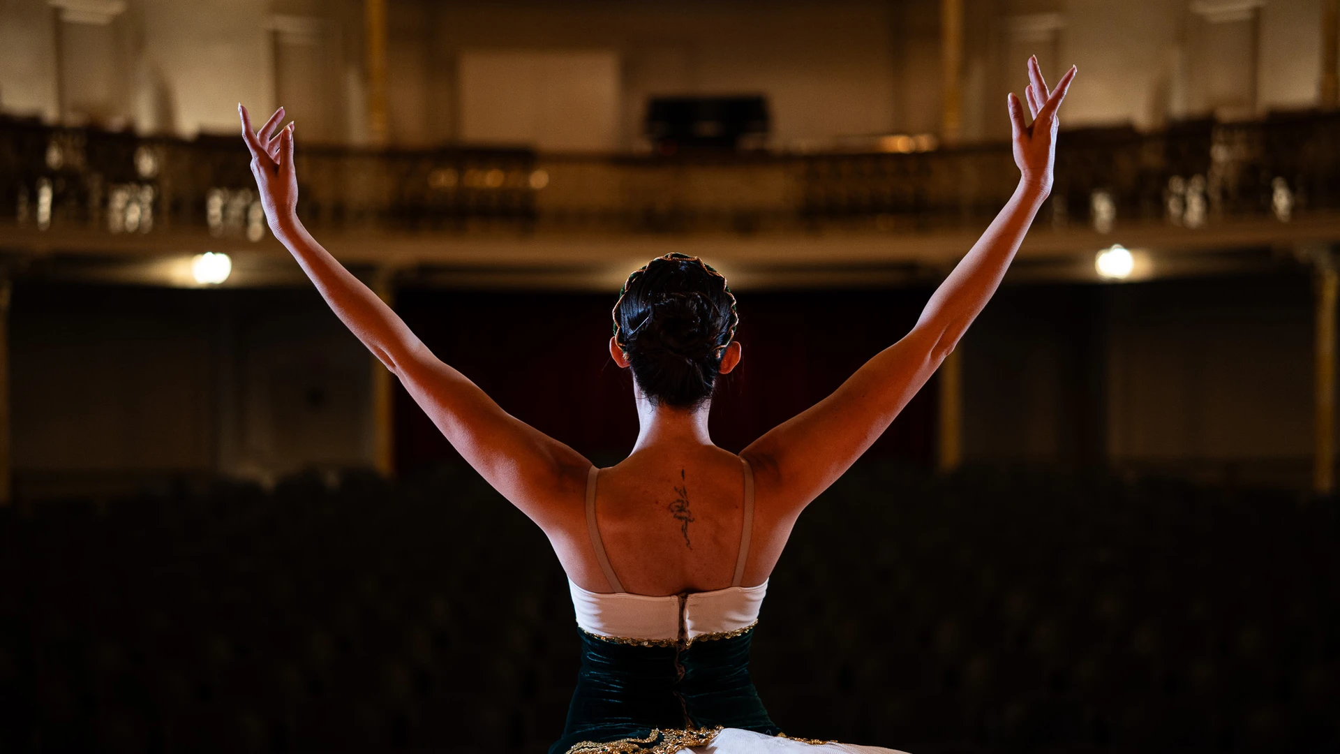 A bailarina Alana Moreira posa para ensaio fotográfico no Theatro Carlos Gomes