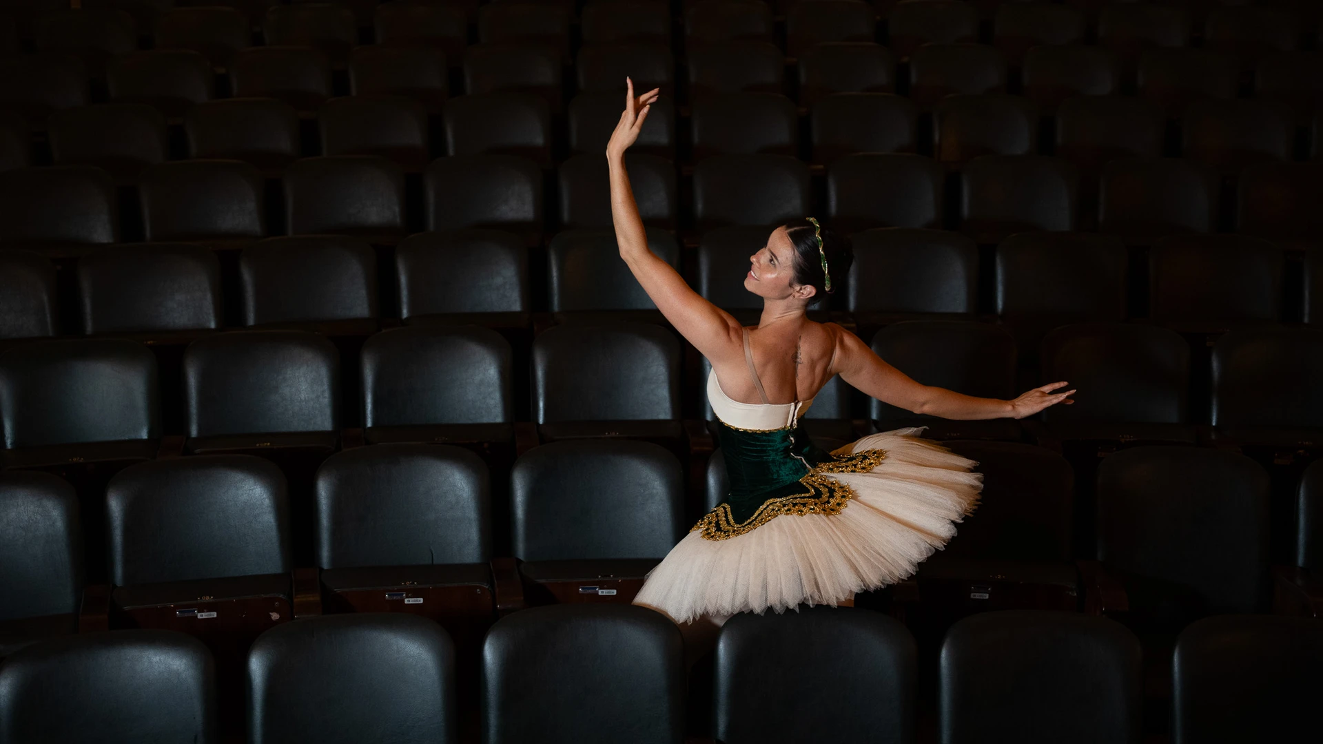 A bailarina Alana Moreira posa para ensaio fotográfico no Theatro Carlos Gomes