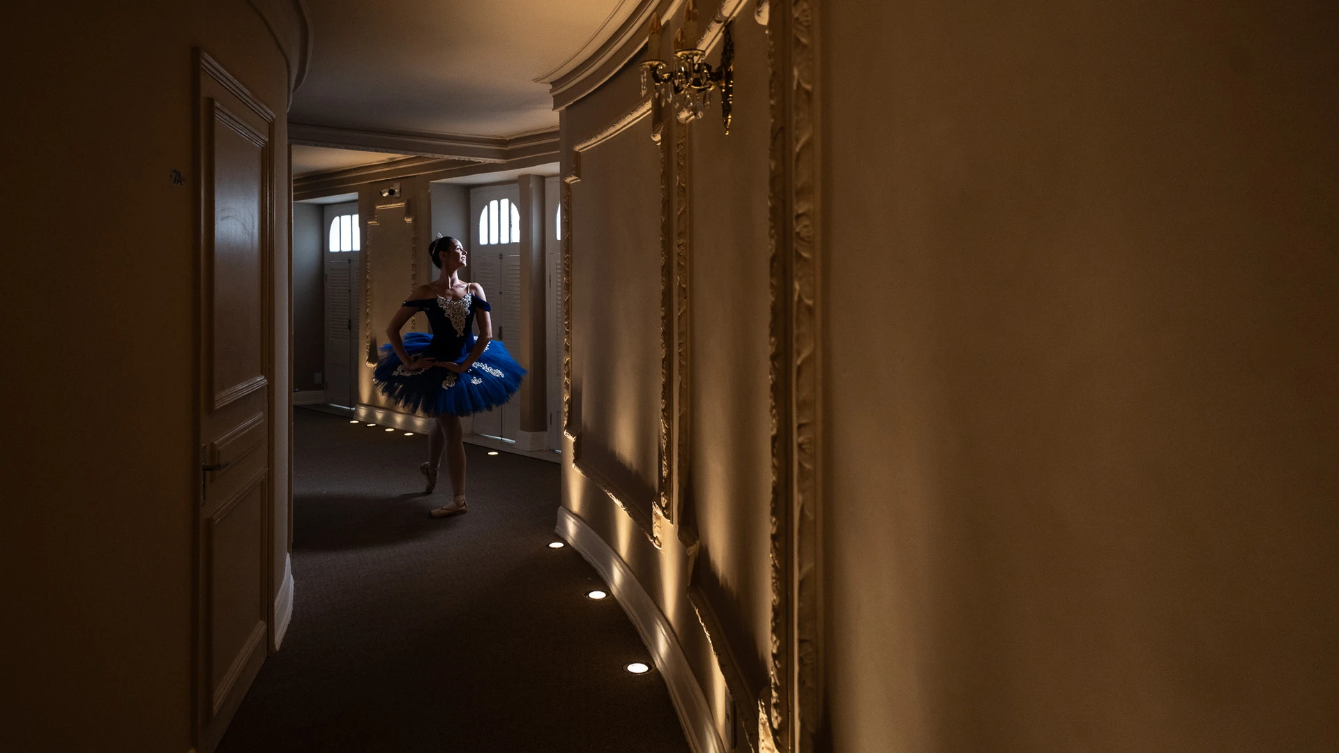 A bailarina Alana Moreira posa para ensaio fotográfico no Theatro Carlos Gomes