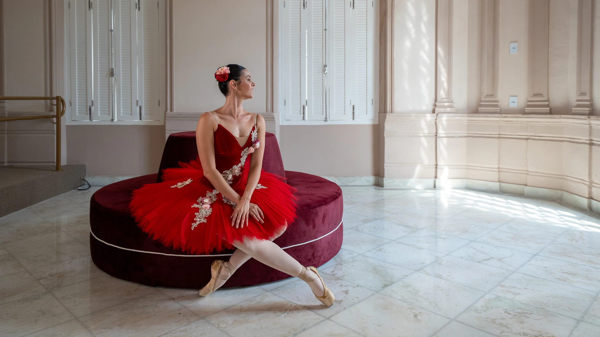 A bailarina Alana Moreira posa para ensaio fotográfico no Theatro Carlos Gomes