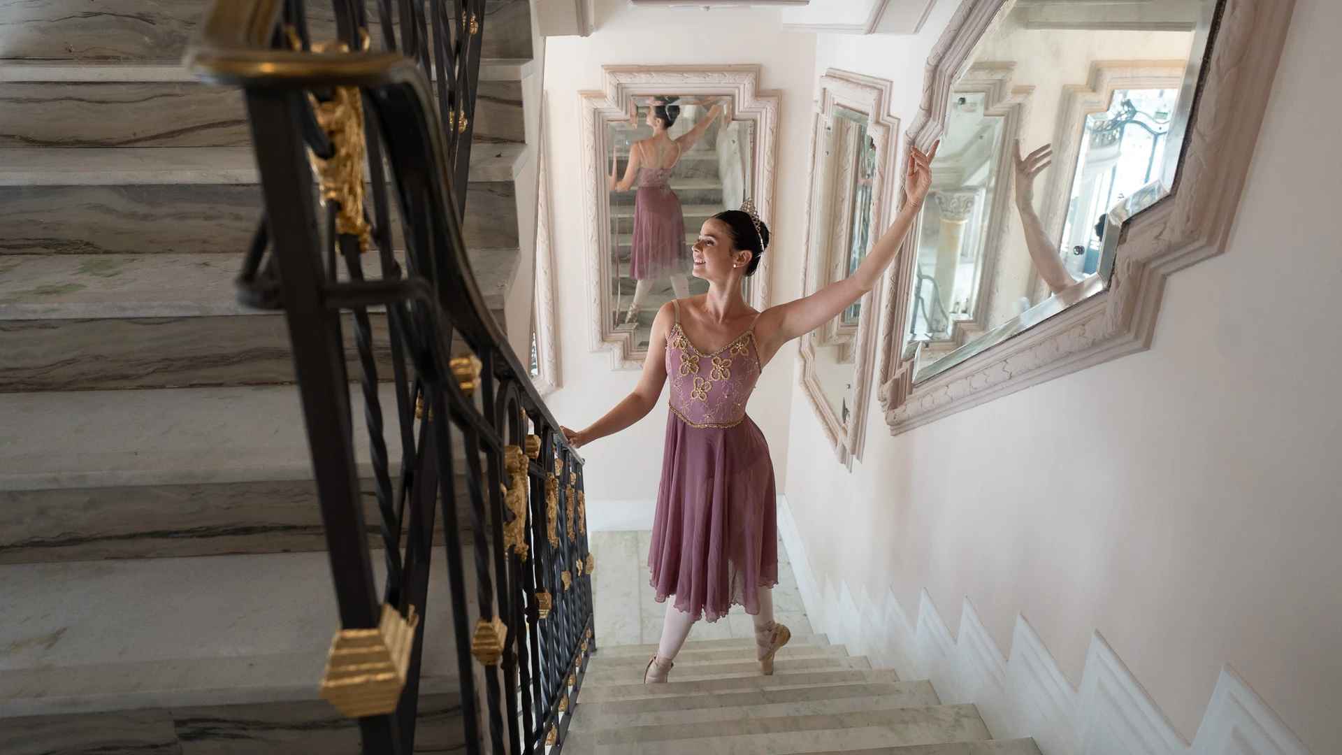 A bailarina Alana Moreira posa para ensaio fotográfico no Theatro Carlos Gomes