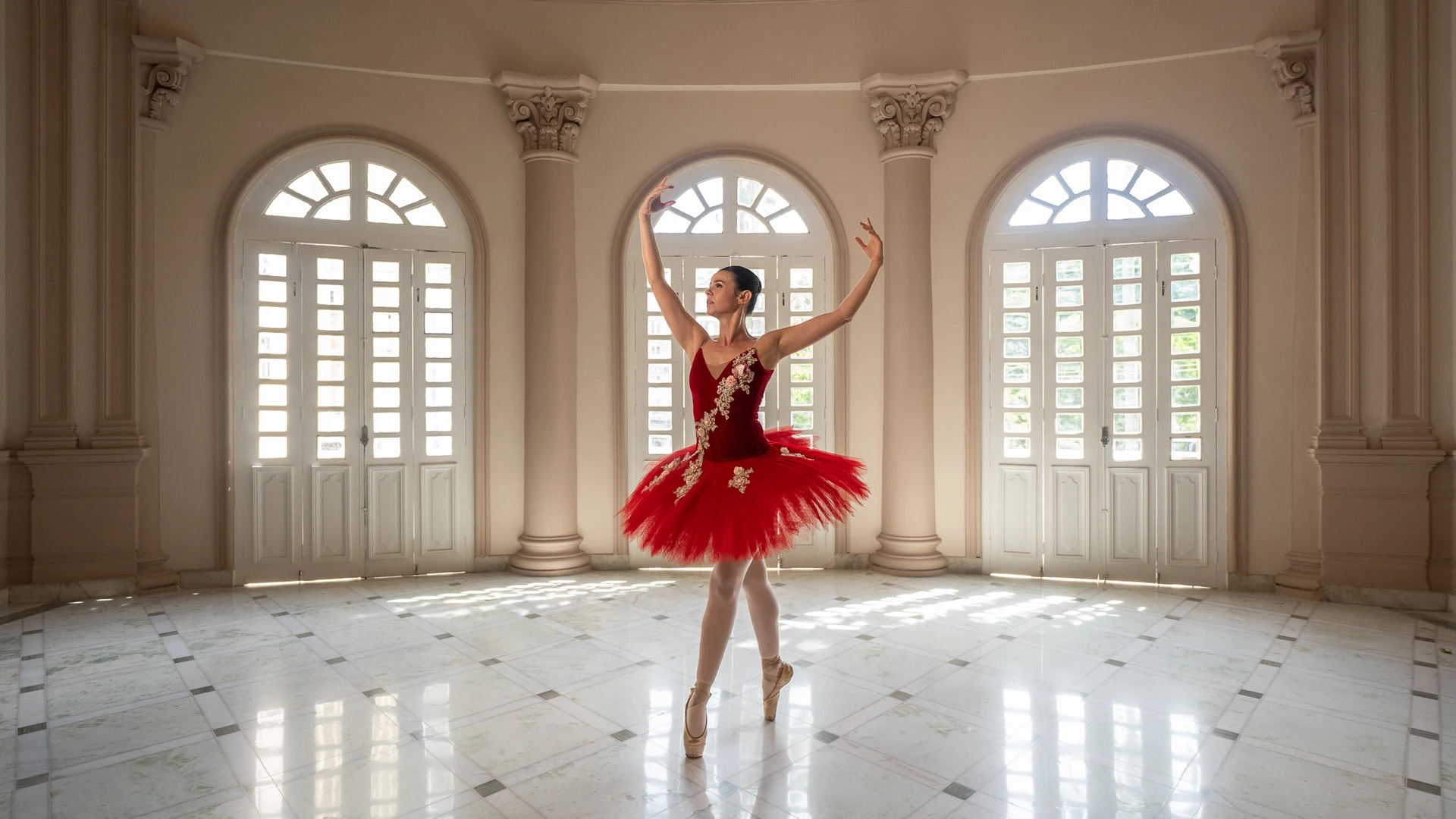 A bailarina Alana Moreira posa para ensaio fotográfico no Theatro Carlos Gomes