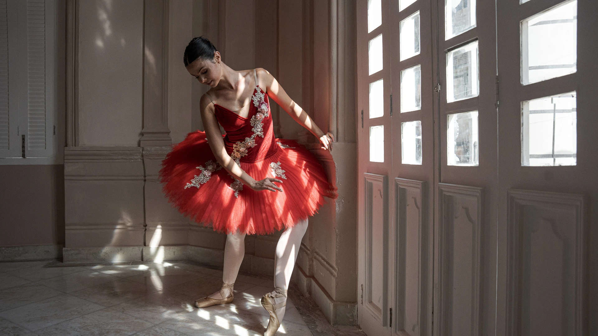A bailarina Alana Moreira posa para ensaio fotográfico no Theatro Carlos Gomes
