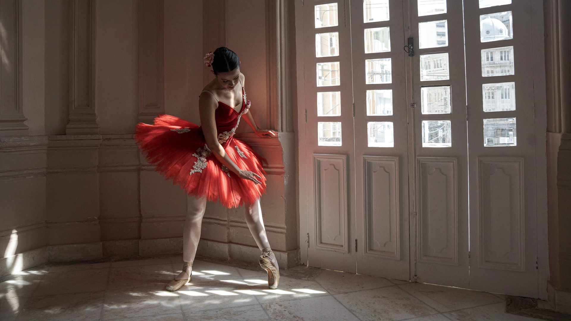 A bailarina Alana Moreira posa para ensaio fotográfico no Theatro Carlos Gomes