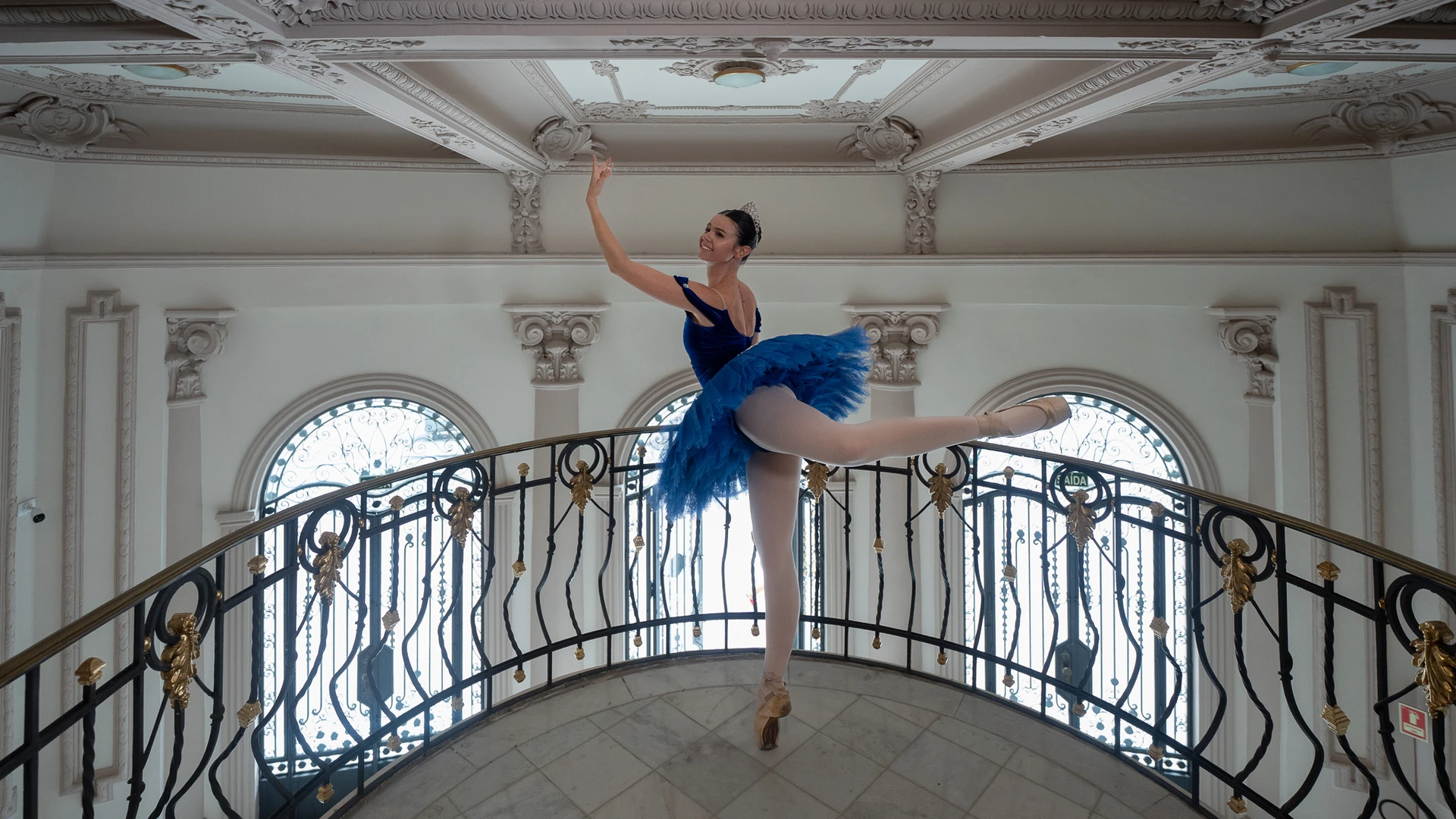 A bailarina Alana Moreira posa para ensaio fotográfico no Theatro Carlos Gomes