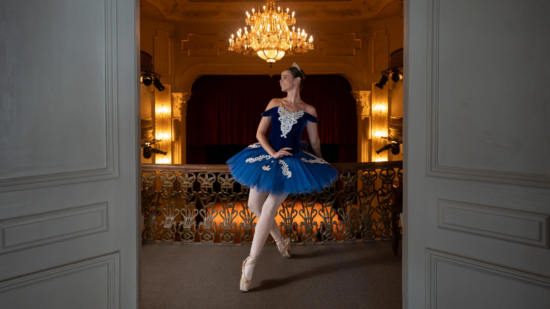 A bailarina Alana Moreira posa para ensaio fotográfico no Theatro Carlos Gomes