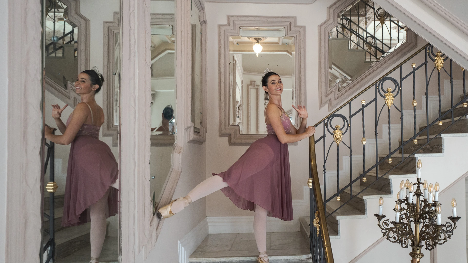 A bailarina Alana Moreira posa para ensaio fotográfico no Theatro Carlos Gomes