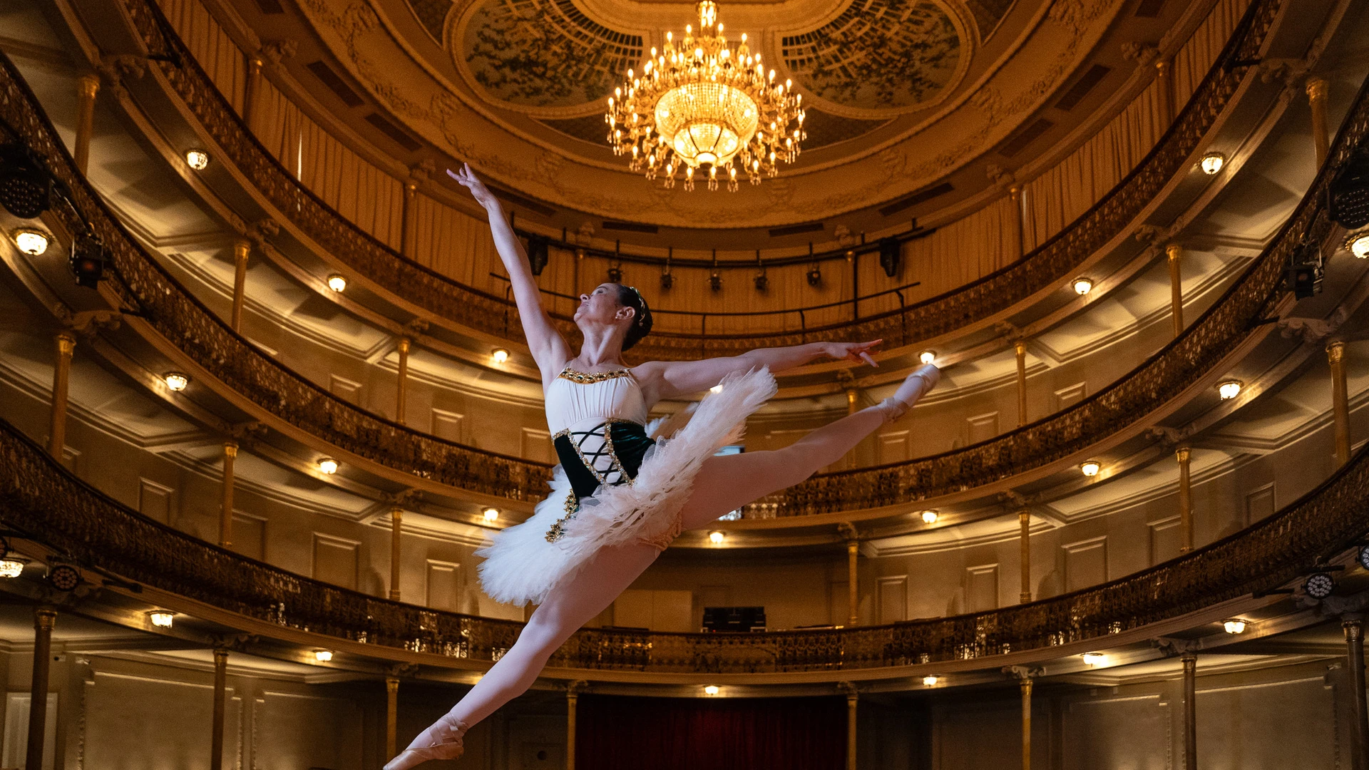 A bailarina Alana Moreira posa para ensaio fotográfico no Theatro Carlos Gomes