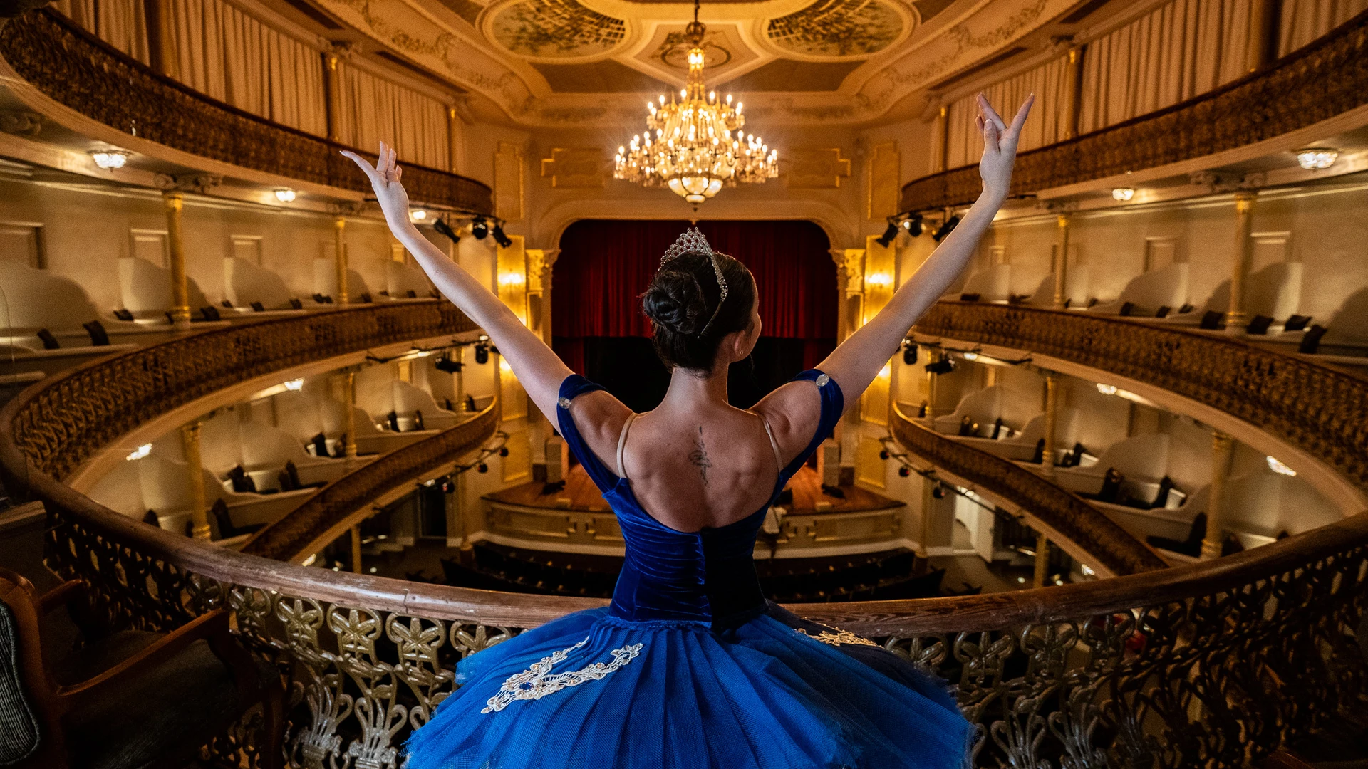 A bailarina Alana Moreira posa para ensaio fotográfico no Theatro Carlos Gomes