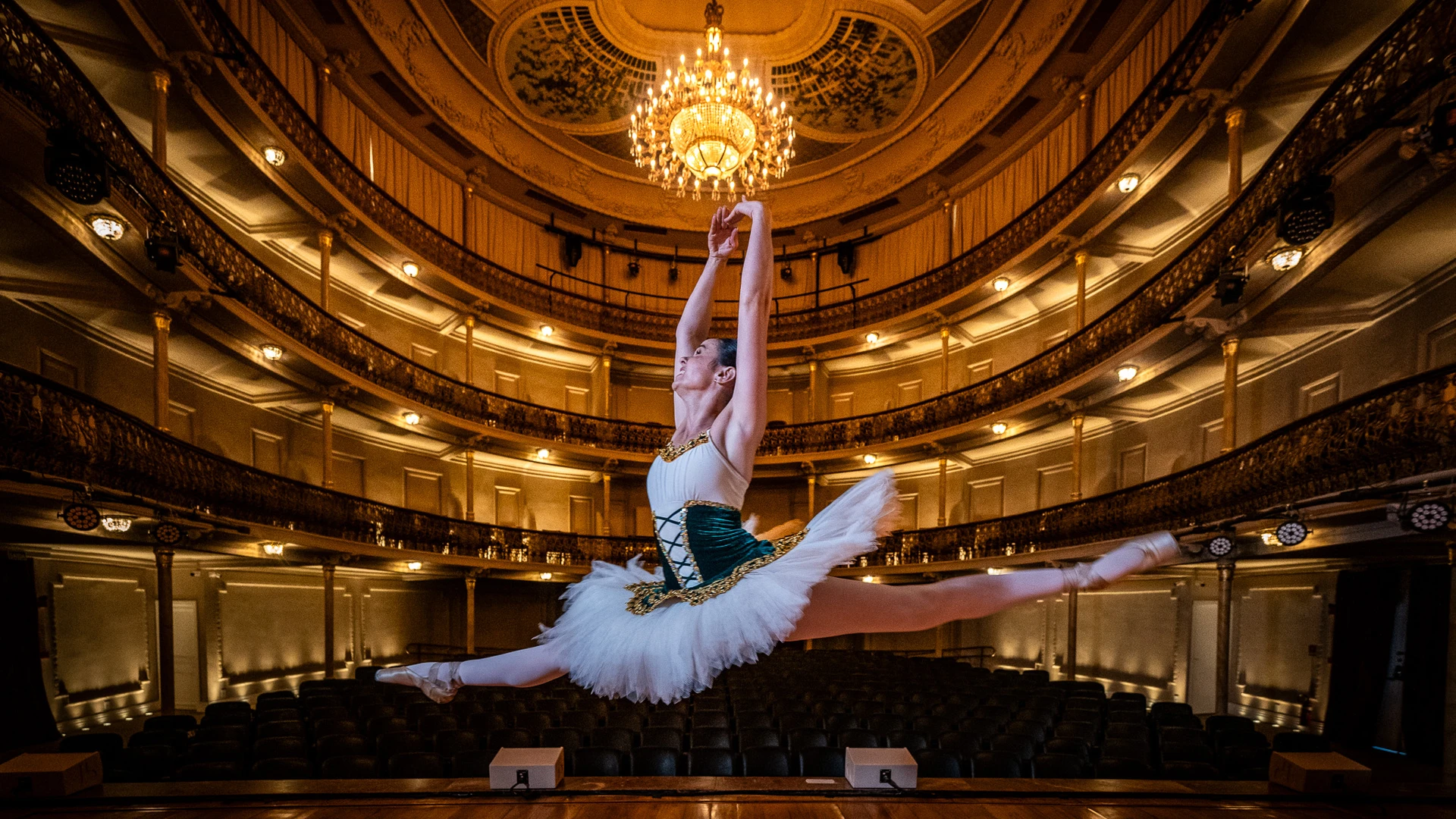 A bailarina Alana Moreira posa para ensaio fotográfico no Theatro Carlos Gomes