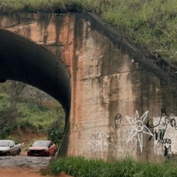 Falhas no manejo e na contenção do solo no loteamento provocaram o deslizamento que bloqueou o acesso à rodovia federal durante a madrugada desta quinta (4)