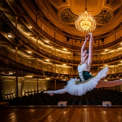 Para celebrar a reabertura do Carlos Gomes, HZ convidou uma bailarina para um belo ensaio fotográfico no espaço cultural