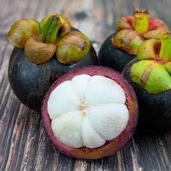 Conhecida como a "rainha das frutas", ela é fonte de nutrientes importantes e favorece o bom funcionamento do organismo