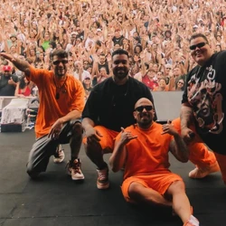 O grupo de pagode traz repertório inovado, quatro horas de show, palco 360° e três setores para o público escolher