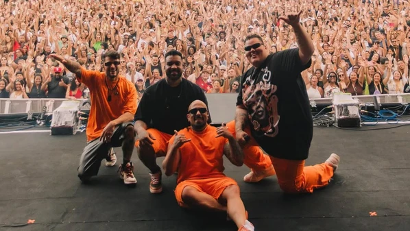 O grupo de pagode traz repertório inovado, quatro horas de show, palco 360° e três setores para o público escolher