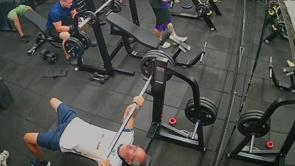 Ele fazia o exercício de supino reto com barra livre quando o equipamento caiu sobre o tórax. Caso foi registrado na polícia como morte acidental