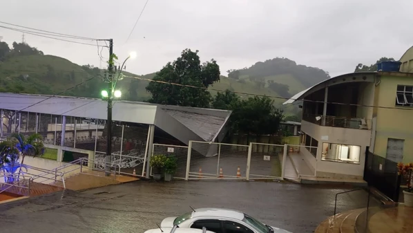 Chuva forte de quarta-feira (3) provocou estragos em Iconha e Rio Novo do Sul; escola foi alagada e quatro pessoas ficaram desalojadas