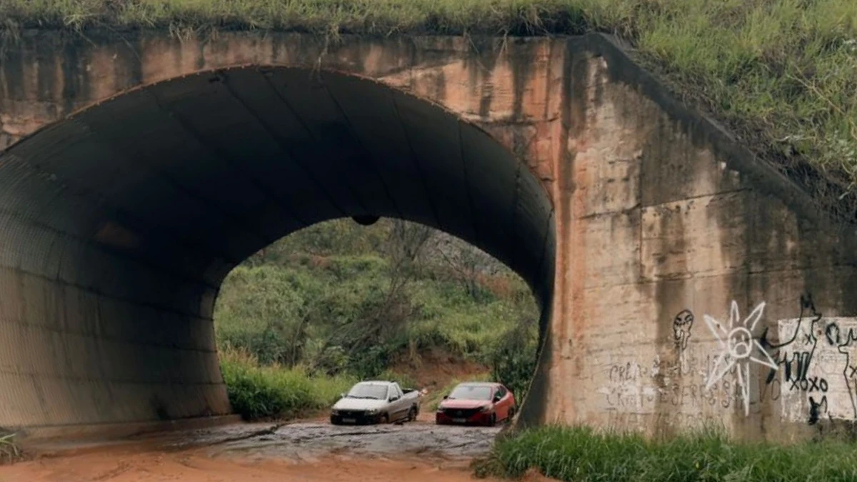 Após temporal, lama invade viaduto e interdita acesso em Colatina