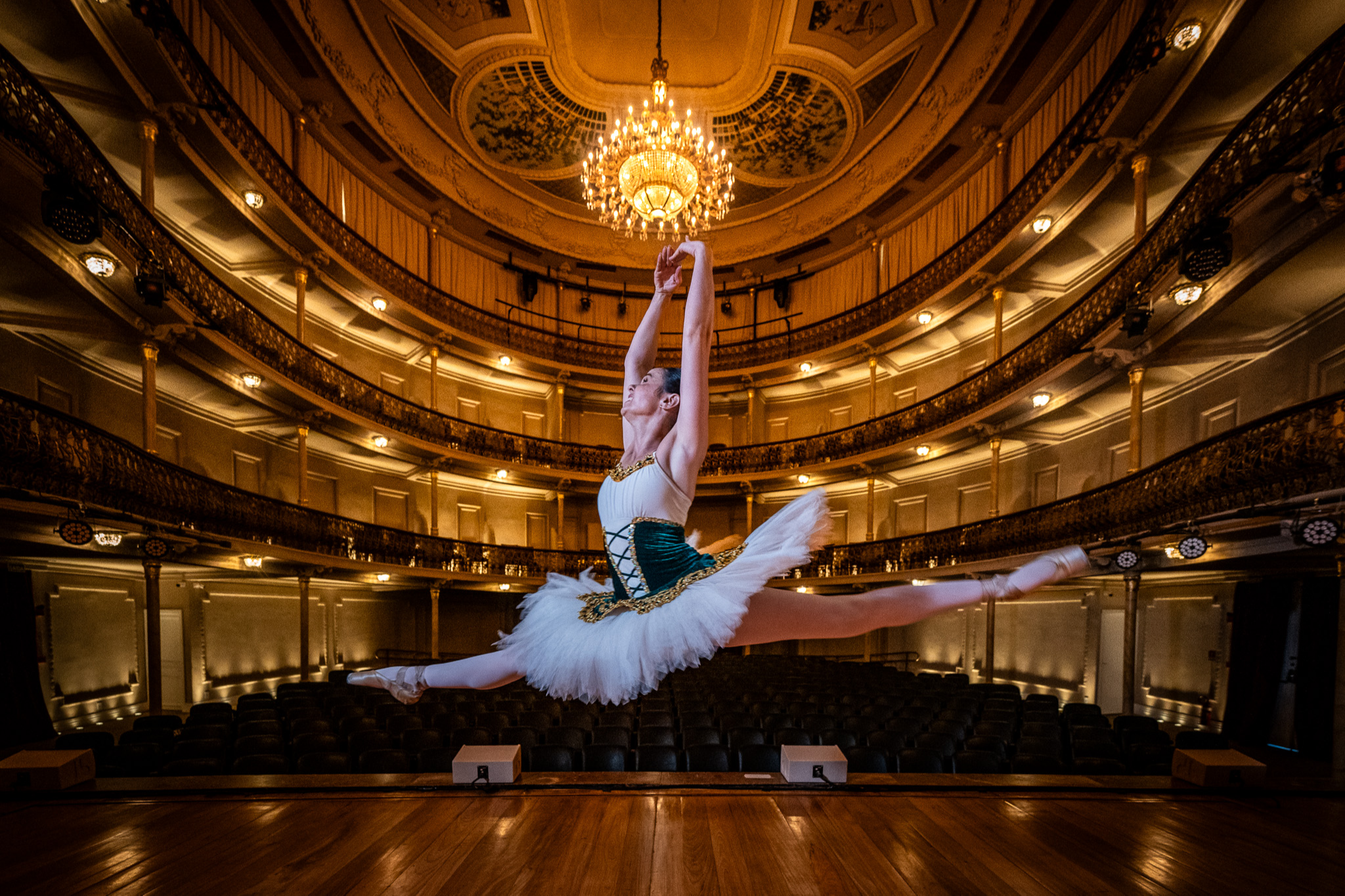 O restauro recuperou o lustre de cristal e a pintura de Homero Massena, preservando a memória do espaço