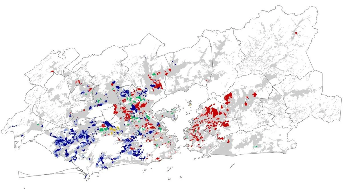 Comando Vermelho e milícias aparecem em destaque no mapa que mostra o controle e influência de grupos armados no Grande Rio