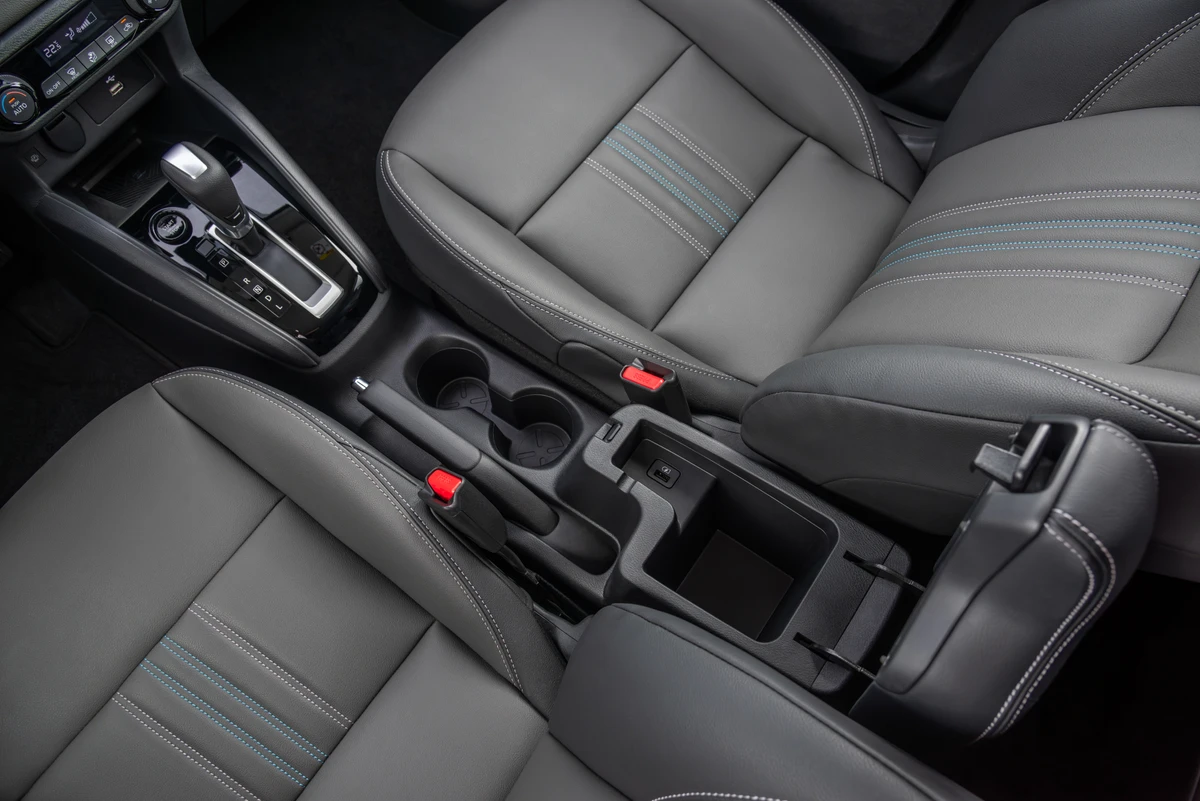 De acordo com a versão, é adotado um tipo diferente de material de revestimento dos bancos por Nissan/Divulgação