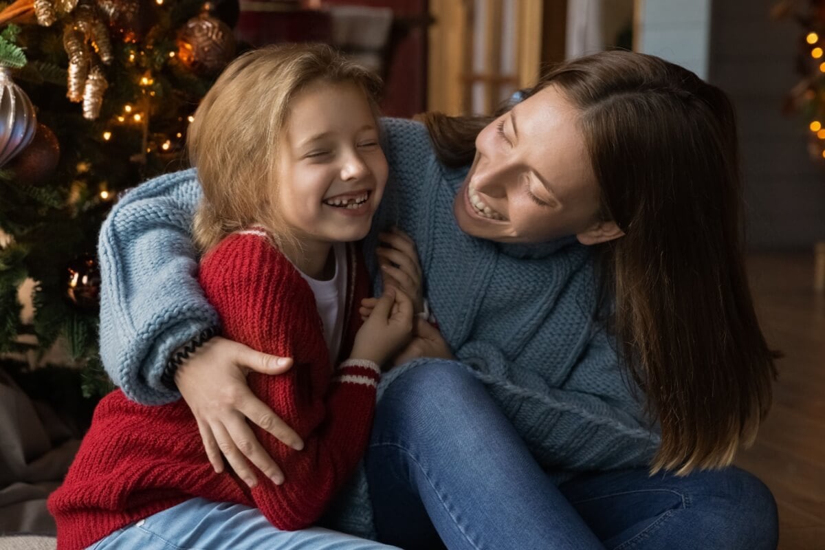 As festas de fim de ano precisam ser planejadas levando em conta as necessidades sensoriais e emocionais das crianças com autismo (Imagem: fizkes | Shutterstock)