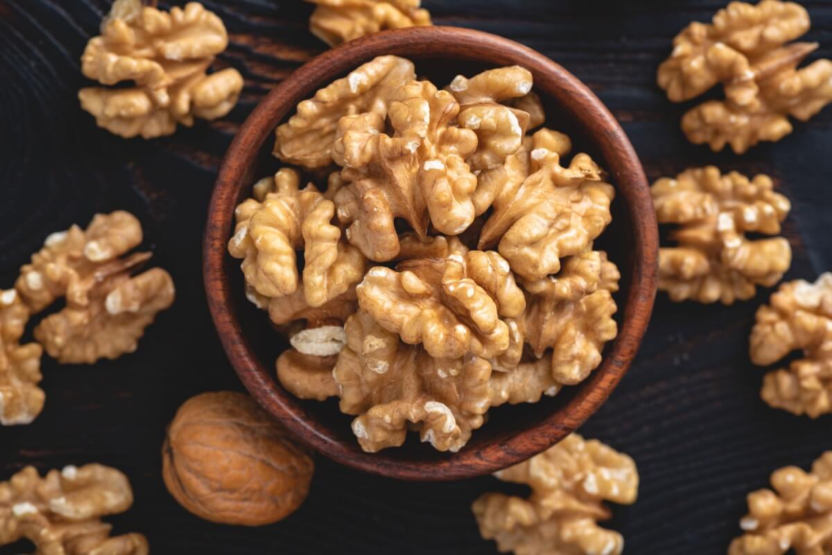 Nutricionalmente ricas, as nozes oferecem ômega 3, fibras, proteínas vegetais, antioxidantes e minerais importantes (Imagem: Vladislav Noseek | Shutterstock)