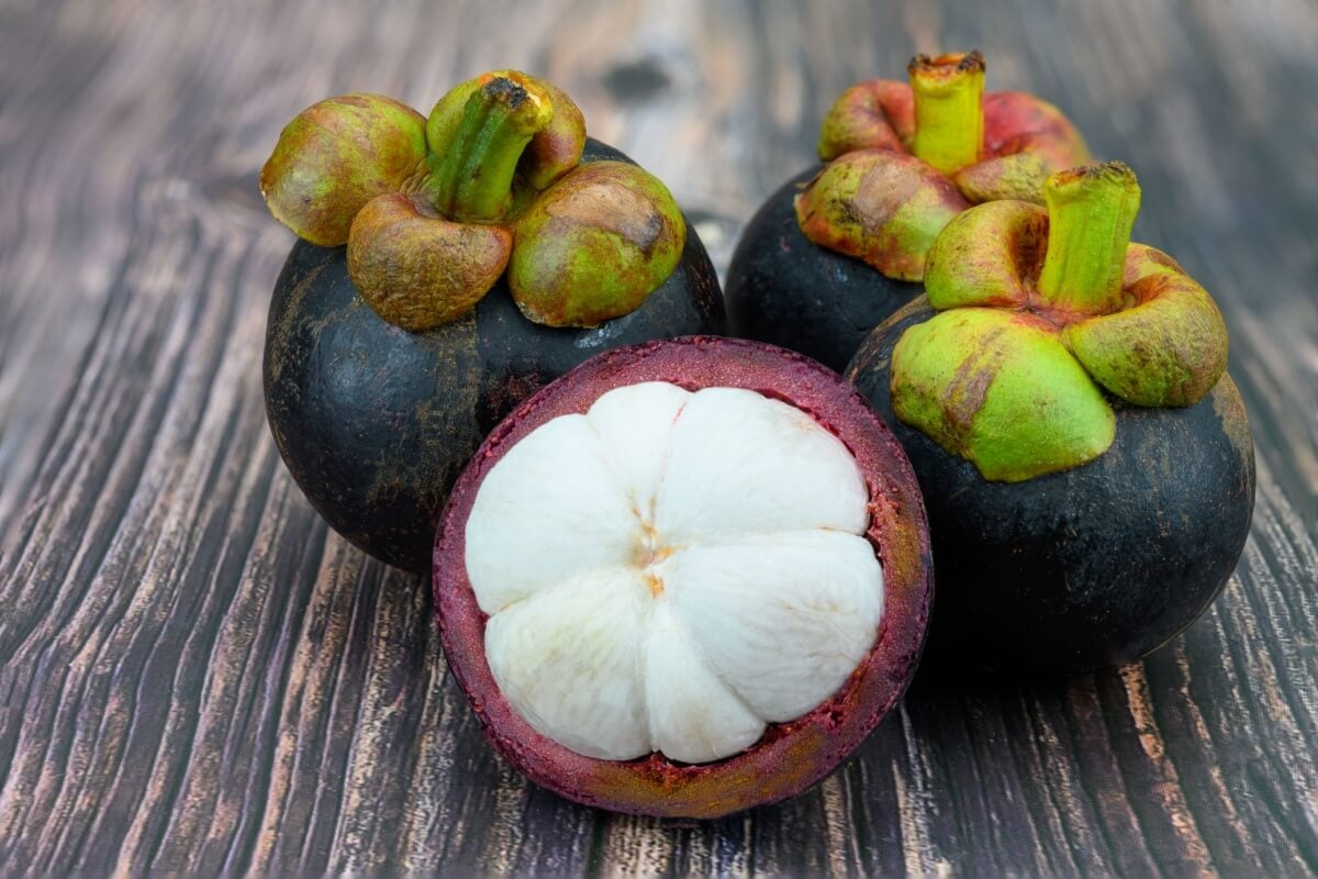 O mangostão é uma fruta tropical rica em antioxidantes que oferece diversos benefícios para a saúde (Imagem: M.Somchai | Shutterstock)