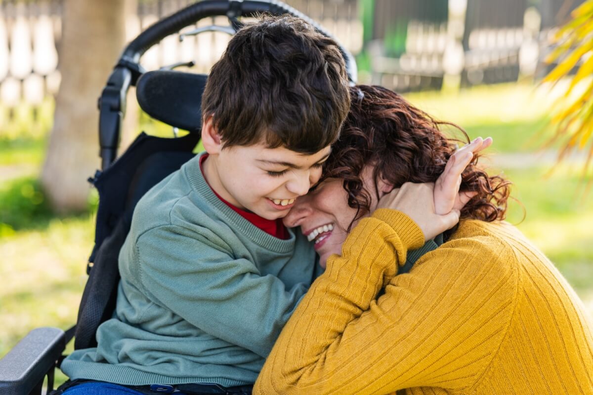 O tratamento multidisciplinar e o apoio da família são fundamentais para promover mais qualidade de vida aos pacientes (Imagem: Jordi Mora | Shutterstock)
