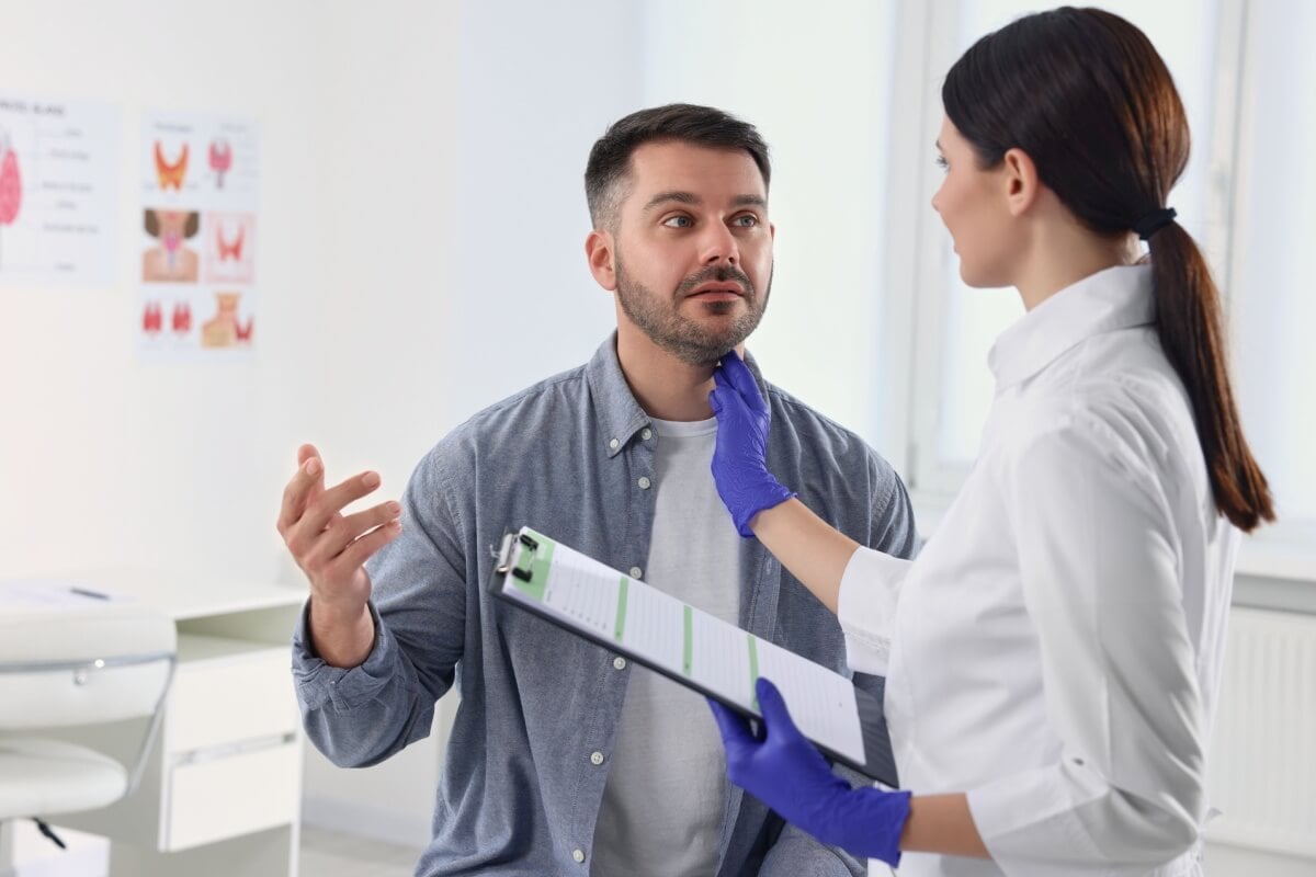 Reconhecer sinais de alerta ligados a nódulos na tireoide é essencial para conduzir o diagnóstico com segurança e definir o tratamento ideal (Imagem: New Africa | Shutterstock)