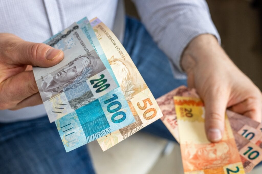 Toda a tributação é feita sobre a segunda parcela do 13º salário (Imagem: Andrzej Rostek | Shutterstock)