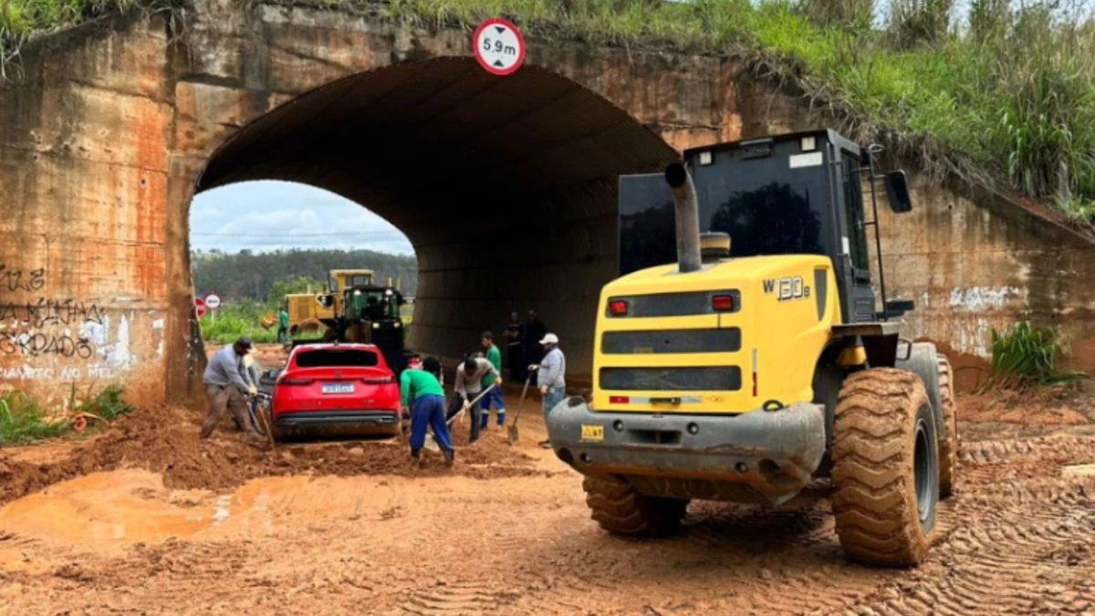 Falhas no manejo e na contenção do solo no loteamento provocaram o deslizamento que bloqueou o acesso à BR-259 durante a madrugada.
