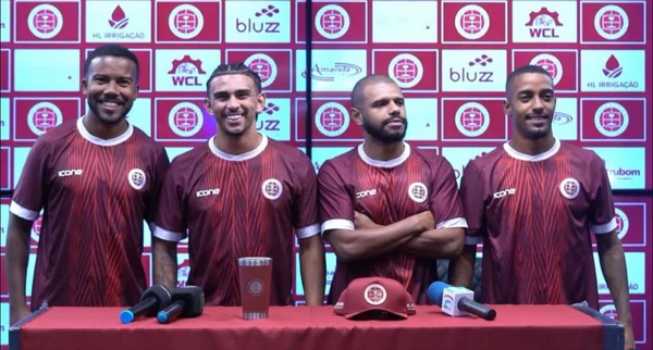 Jogadores da Desportiva Ferroviária em apresentação do elenco