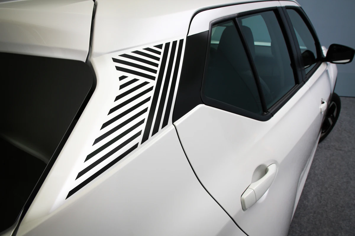 Nas colunas C, um conjunto de grafismos dá uma assinatura especial à lateral por Nissan/Divulgação