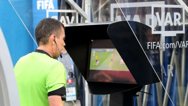 Os monitores do lado do campo ainda seriam usados ​​para suporte de vídeo de futebol no caso de contestação do treinador