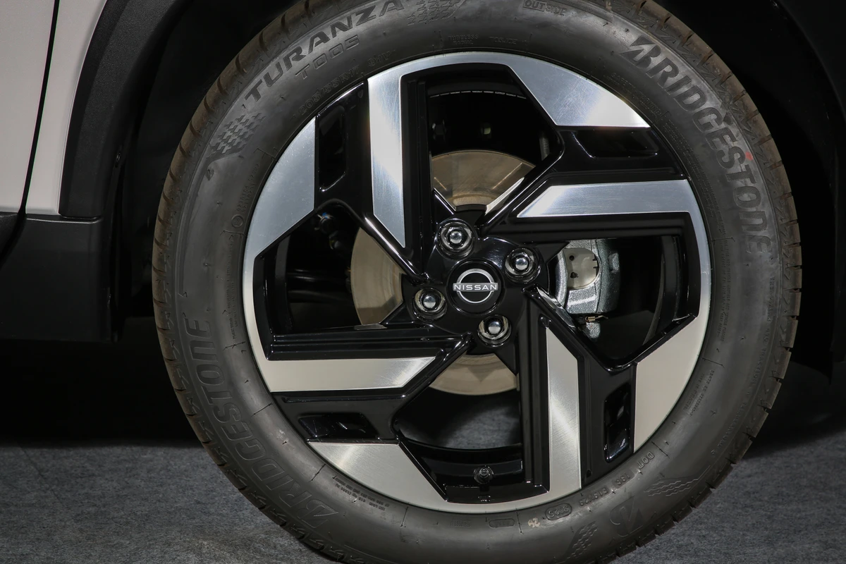 Todas as versões do Nissan Kait contam com rodas de liga leve aro 17 por Nissan/Divulgação