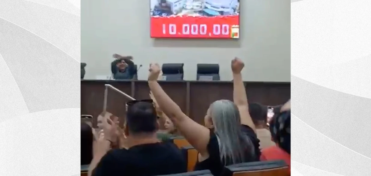 Vídeos da sessão, compartilhados nas redes sociais, mostram os servidores presentes em plenário comemorando quando monitor instalado na sessão registrou o valor do benefício