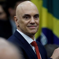 Alexandre de Moraes aparece na lista ao lado de nomes como a cantora Rosalía, o ator Stephen Graham, a atriz Jane Fonda, o rapper Bad Bunny e o político britânico Nigel Farage.