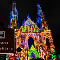 Programação contará com onze noites de exibições em dezembro, com sessões de videomapping que destacam arquitetura, arte e tradição natalina